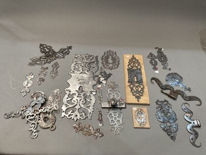 Éléments de ferronnerie d'armoire, de serrurerie,...