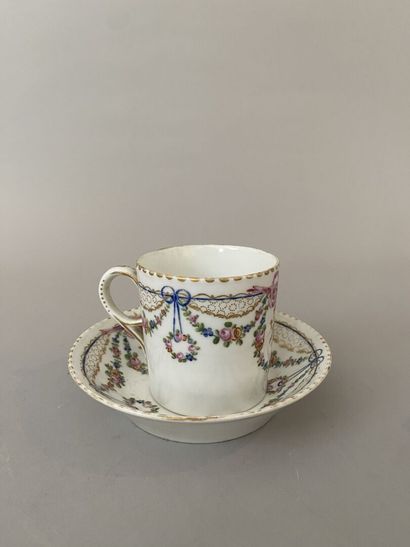 PARIS
Tasse de forme litron et sa soucoupe...