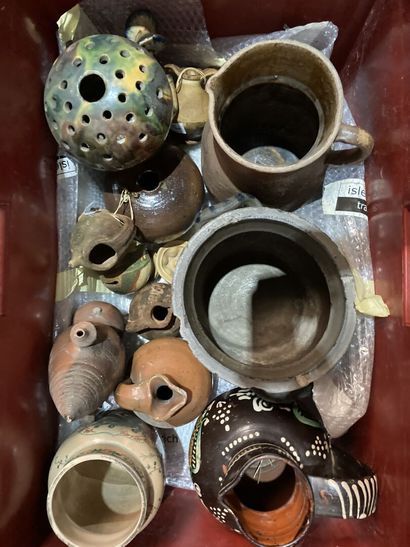 Mannette comprenant pichets, coupes, gourdes...