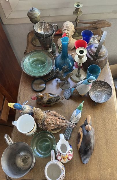 Strong lot of trinkets including a small...