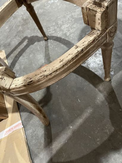 Natural wood molded armchair.
Directoire...