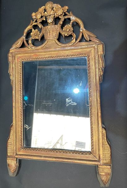 Gilded and carved wood mirror
Louis XVI style
75...