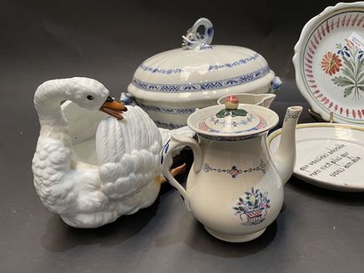 Lot of porcelain dishes including a part...