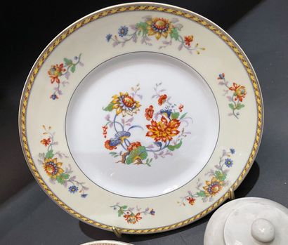 Lot of porcelain dishes including a part...