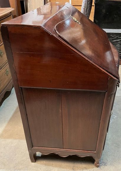Mahogany scriban chest of drawers, opening...