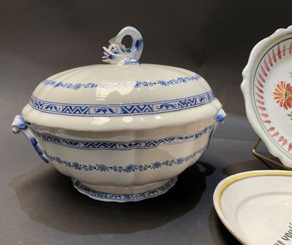 Lot of porcelain dishes including a part...
