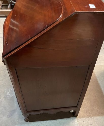 Mahogany scriban chest of drawers, opening...