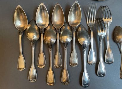Silver lot including:

-8 dessert spoons...