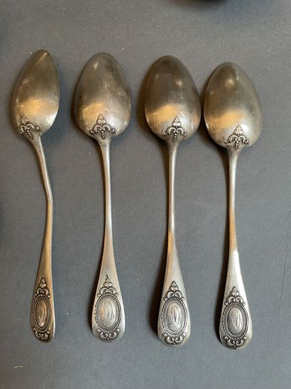 Silver lot including:

-8 dessert spoons...