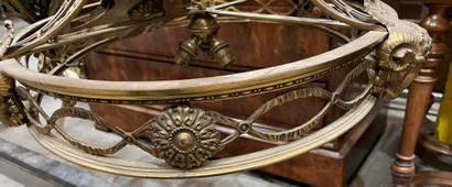 Gilded bronze chandelier decorated with ribbons,...