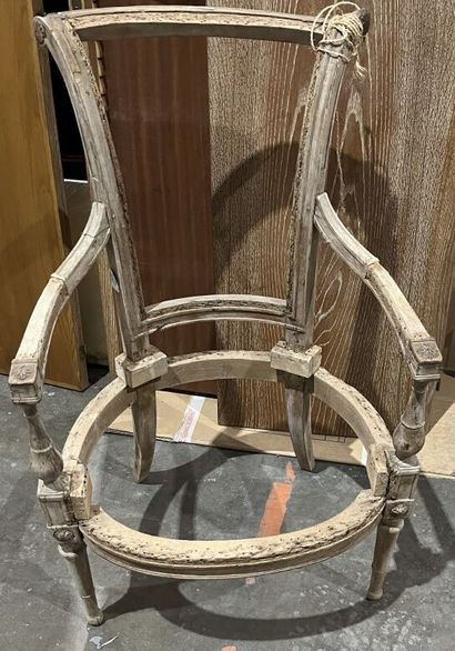 Natural wood molded armchair.
Directoire...