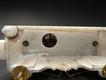 Clock in gilt metal and alabaster with a...