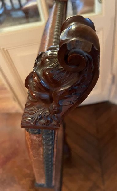 Pair of chairs in molded wood, the openwork...