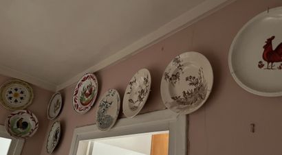 Strong set of modern decorative plates.