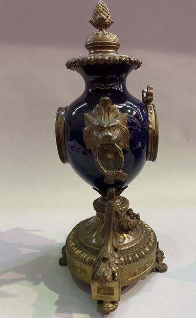 Gilt bronze mantel clock with flower garlands...