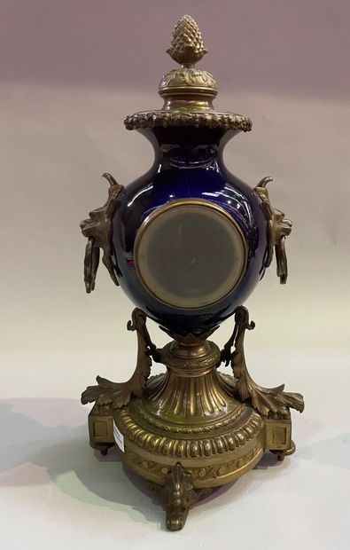 Gilt bronze mantel clock with flower garlands...