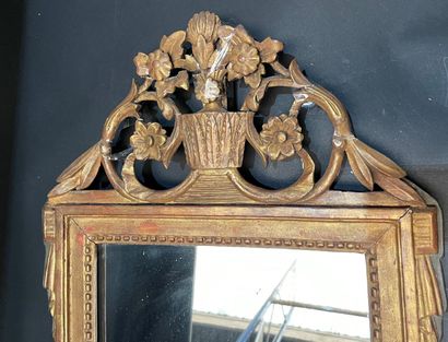 Gilded and carved wood mirror
Louis XVI style
75...