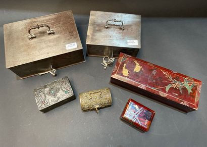 Lot including: a glove box and a Chinese...