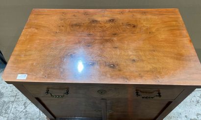 Small chest of drawers in burr walnut veneer...