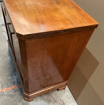 Small chest of drawers in burr walnut veneer...