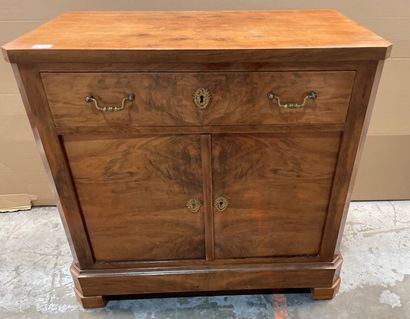 Small chest of drawers in burr walnut veneer...