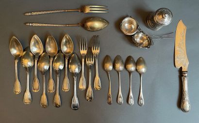Silver lot including:

-8 dessert spoons...