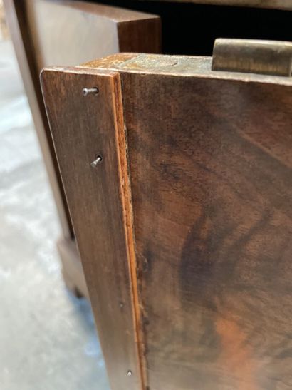 Small chest of drawers in burr walnut veneer...