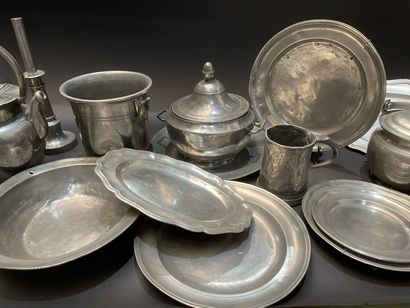 Important lot of pewter : dishes, bowls,...