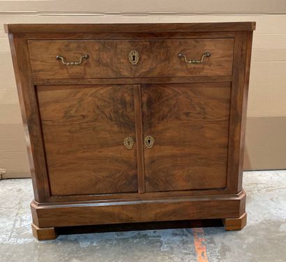 Small chest of drawers in burr walnut veneer...