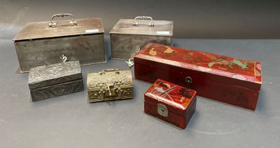 Lot including: a glove box and a Chinese...