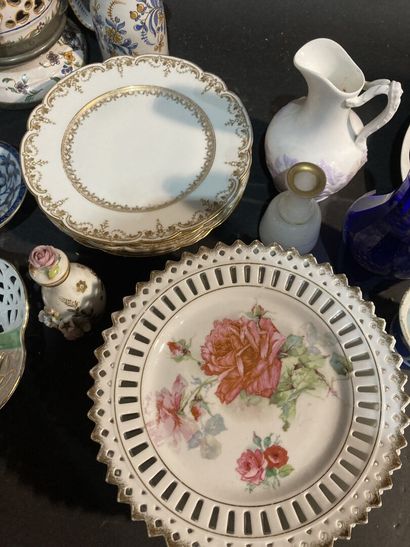 Lot of earthenware and porcelain: plates,...