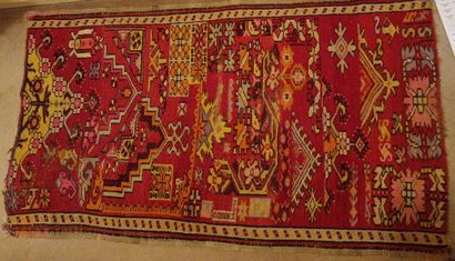 Carpet red tone.
144 x 83 cm.
Wear and accidents...