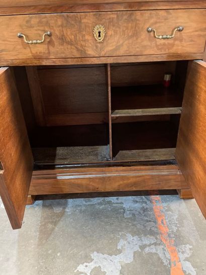 Small chest of drawers in burr walnut veneer...