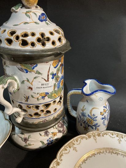 Lot of earthenware and porcelain: plates,...