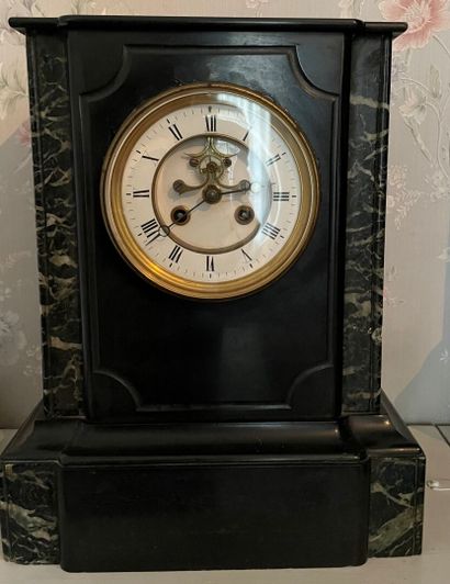 Black marble clock
38 x 15 x 37,5 cm 
Accidents...
