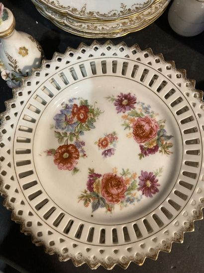 Lot of earthenware and porcelain: plates,...