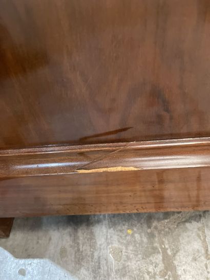 Small chest of drawers in burr walnut veneer...