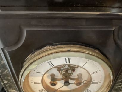 Black marble clock
38 x 15 x 37,5 cm 
Accidents...