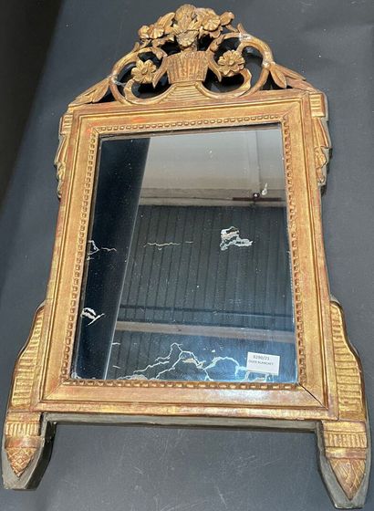 Gilded and carved wood mirror
Louis XVI style
75...
