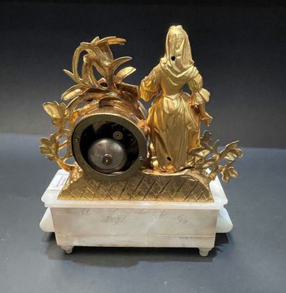 Clock in gilt metal and alabaster with a...