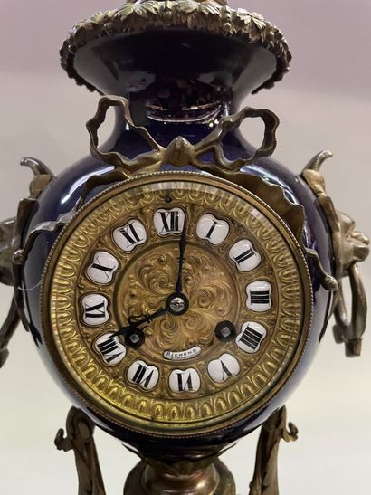 Gilt bronze mantel clock with flower garlands...