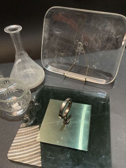 Lot of glassware including: vases, carafes,...