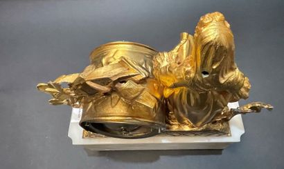 Clock in gilt metal and alabaster with a...