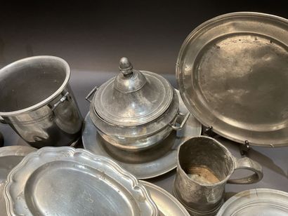 Important lot of pewter : dishes, bowls,...