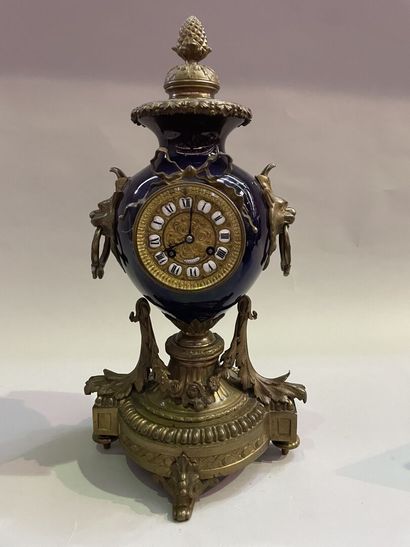 Gilt bronze mantel clock with flower garlands...