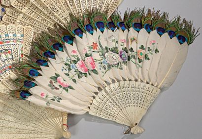 Éventail, décor de fleurs et paons, os repercé,...