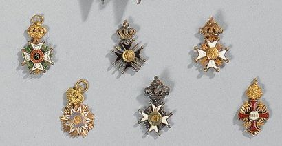 Six croix miniatures de chaînette, en or...