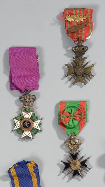 Cinq médailles commémoratives belges en bronze...