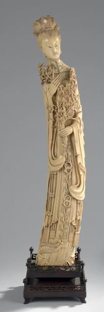 Importante statue en ivoire à patine jaune,...