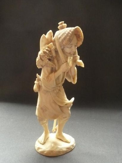Vieillard au chapeau de paille Ivoire sculpté....